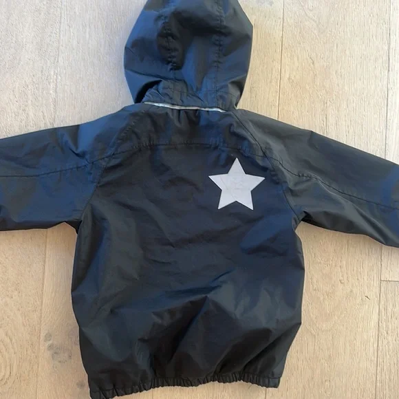 Molo rain set in black (jacket size 110/116 pant size 98/104)